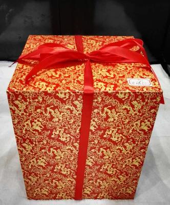 绒沙金弥勒佛摆件的服饰之美